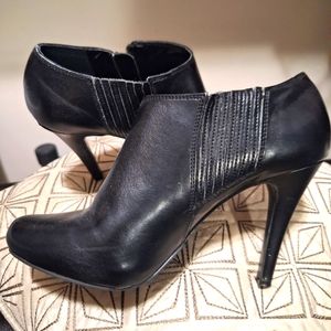 Nine & Co Womens Black Ankle Hills  Black Booties Size 8 pre-owned.